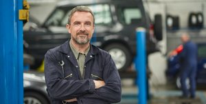 Garagiste dans son garage